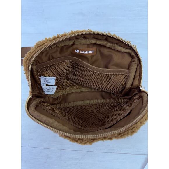 Lululemon Everywhere Belt Bag Fleece Sherpa Burnt Caramel 2L Travel Outdoor - Picture 7 of 13